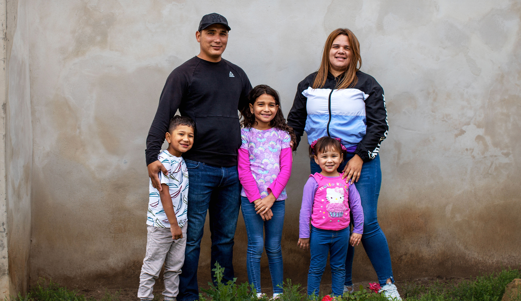 Ana Rosa's family smiling together.